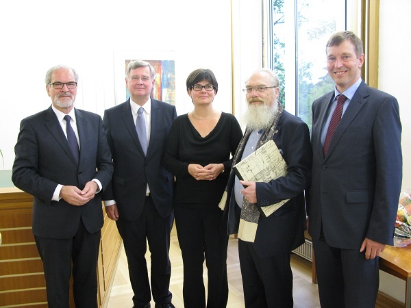 GenStA Wolf, VizePräs OLG Dr. Kodde, Fr. Fröhlich, Prof. Dr. h. c. Biegel, GenStA Heuer (von links nach rechts)