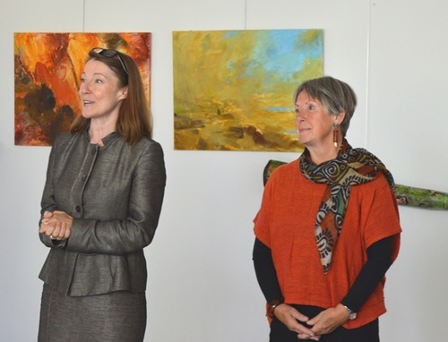 Das Bild zeigt die Präsidentin des Oberlandesgerichts Anke van Hove und die Künstlerin Ute Jacobs zur Ausstellungseröffnung.